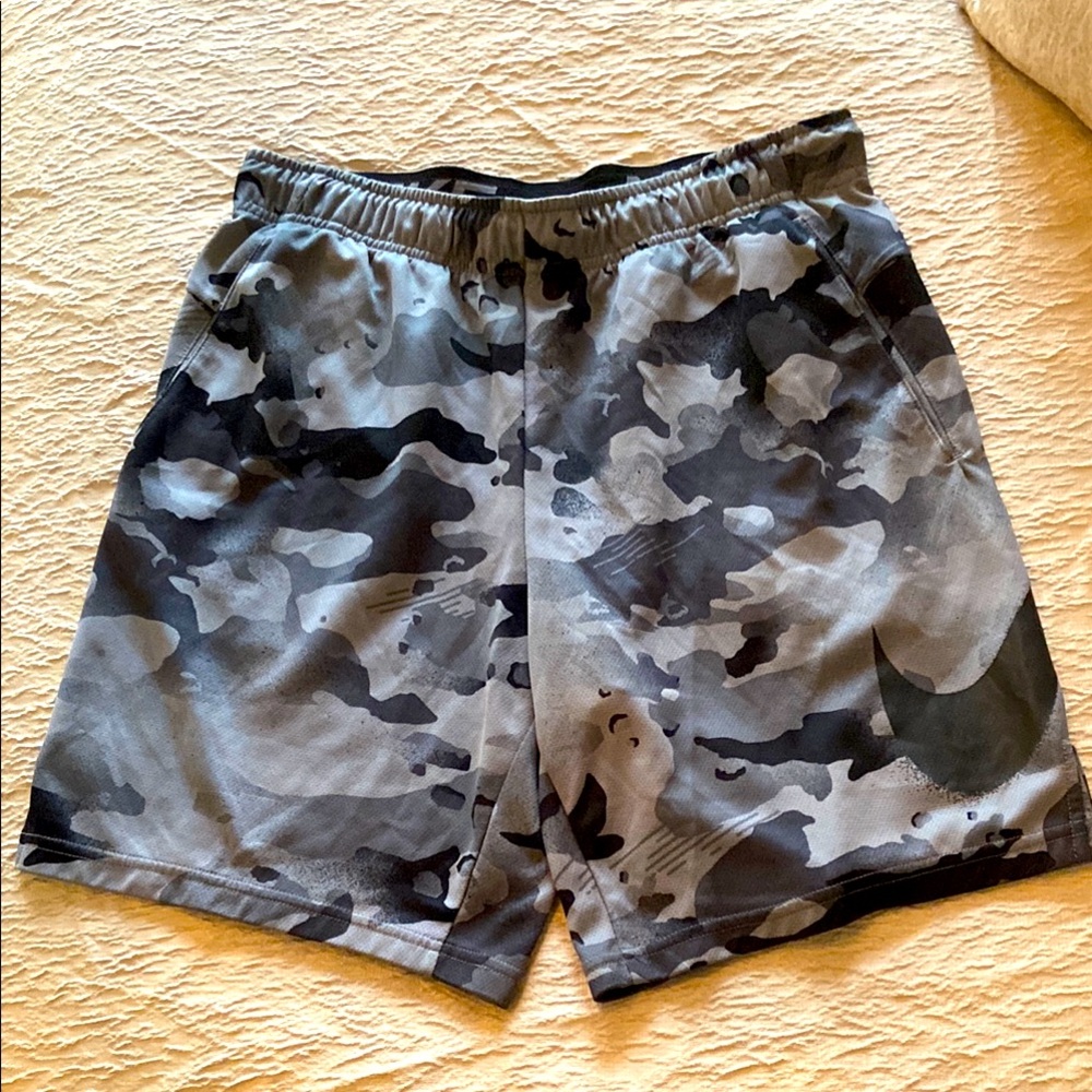 Nike men’s Camouflage dri fit Athletic Shorts Sz M